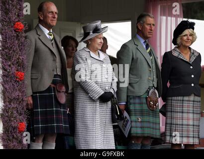 Die britische Königin Elizabeth II., ihr Ehemann der Herzog von Edinburgh, der Prinz von Wales und die Herzogin von Cornwall nehmen an den Braemar Highland Games im Princess Royal und Duke of Fife Memorial Park, Aberdeenshire, Teil. Die Royals waren regelmäßige Besucher der Spiele seit Königin Victoria erstmals im Jahr 1848 besucht. Stockfoto