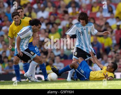 Der Argentinier Carlos Tevez (links) im Einsatz gegen den Brasilianer Gilberto Silva (rechts unten) während des Internationalen Freundschaftsspiels im Emirates Stadium in London. Stockfoto