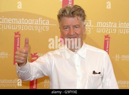 AP OUT David Lynch besucht eine Fotoschau für seinen neuen Film Inland Empire im Palazzo del Casino, Venedig, Italien während der 63. Filmfestspiele von Venedig. Stockfoto