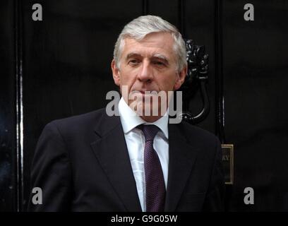 Großbritanniens Führer des House Of Commons, Jack Straw, kommt in 10 Downing Street im Zentrum von London. Stockfoto