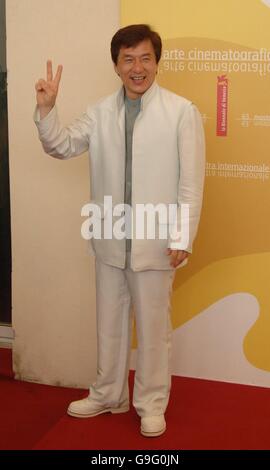 Jackie Chan besucht eine Fotozelle für seinen neuen Film Rob-B-Hood im Palazzo del Casino in Venedig, Italien, während des 63. Filmfestivals in Venedig. Stockfoto