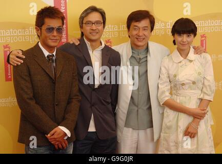 AP OUT (links-rechts) Louis Koo, Benny Chan, Jackie Chan und Gao Yuanyuan besuchen während des 63. Filmfestivals in Venedig eine Fotozelle für ihren neuen Film Rob-B-Hood im Palazzo del Casino in Venedig, Italien. Stockfoto