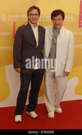 AP OUT Benny Chan (links) und Jackie Chan besuchen während des 63. Filmfestivals in Venedig eine Fotozelle für ihren neuen Film Rob-B-Hood im Palazzo del Casino in Venedig, Italien. Stockfoto