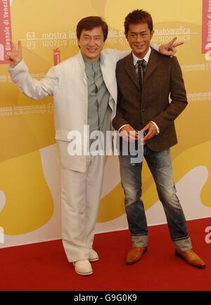 Jackie Chan und Louis Koo besuchen während des 63. Filmfestivals in Venedig eine Fotozelle für ihren neuen Film Rob-B-Hood im Palazzo del Casino in Venedig, Italien. Stockfoto