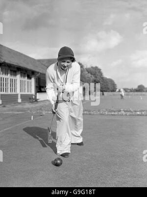 Krocket - Herbstturnier - Roehampton. GW Solomon im Spiel. Stockfoto