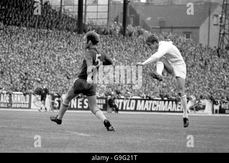 Fußball - Football League Division One - Leeds United gegen Chelsea. Allan Clarke (r) von Leeds United feuert einen Schuss an Chelsea's John Dempsey (l) Stockfoto