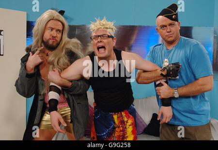 (Von links nach rechts) Justin Lee Collins als Nikki, Alan Carr als Pete und Ross Kemp, als Richard, während eines Big Brother-Sketches für das Friday Night Project (TX: Freitag, 18. August 2230, Kanal 4) in den London Studios, South Bank Studios. Stockfoto