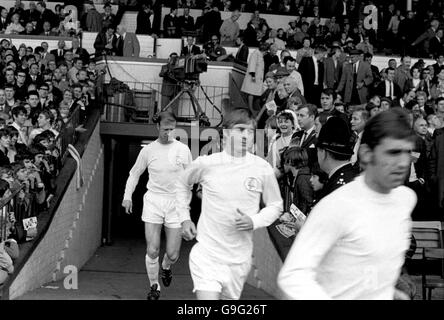 (L-R) Jack Charlton, Allan Clarke und Rod Belfitt von Leeds United laufen aus Stockfoto