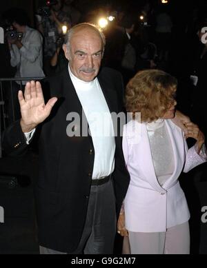 Sir Sean Connery kommt mit seiner Frau Micheline kommt in die National Gallery für eine Party zur Feier des 60. Jahrestages des Edinburgh International Film Festival. Stockfoto