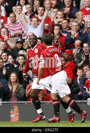 Fußball - FA Barclays Premiership - Manchester United / Fulham - Old Trafford. Louis Saha von Manchester United (l.) feiert sein Ziel Stockfoto