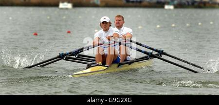 Der britische Doppelgänger Sculls Stephen Rowbotham und Matthew Wells (R) bei den Ruderweltmeisterschaften am Dorney Lake bei Eton in Aktion. Stockfoto