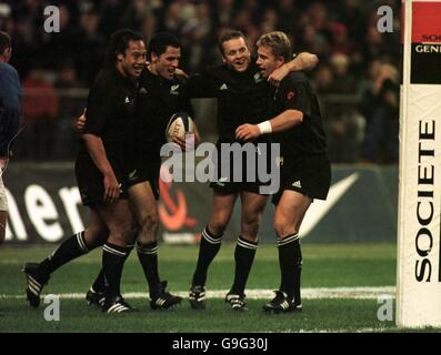 (L-R) die Neuseeländerin Tana Umaga feiert mit dem Torschützenkönig Doug Howlett, Christian Cullen und dem Halbjäger Justin Marshall, nachdem sie für den ersten Score geknappt hat Stockfoto