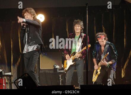 Mick Jagger, Ronnie Wood und Keith Richards von den Rolling Stones konzertiert in Twickenham im Rahmen ihrer A Bigger Bang World Tour. Stockfoto