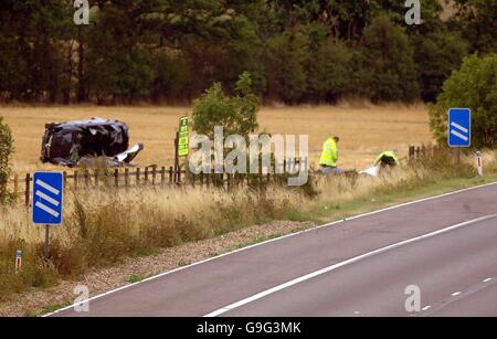 Ein Volksträger (links), der auf seiner Seite auf einem Feld in der Nähe der Kreuzung 29 der Autobahn M25 liegt, nachdem er heute Morgen abgestürzt war. Drei Personen wurden am Tatort für tot erklärt. Stockfoto