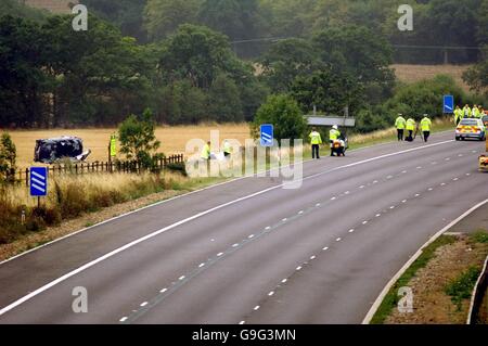 Ein Personenträger (links), der auf seiner Seite auf einem Feld nahe der Kreuzung 29 der Autobahn M25 liegt, nachdem der Wagen heute Morgen abgestürzt war. Drei Personen wurden am Tatort für tot erklärt. Stockfoto