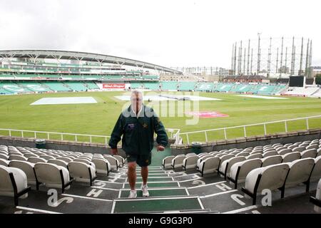 Der pakistanische Cricket-Trainer Bob Woolmer geht die Stufen des Pavillons am Oval hinauf, um seine Mannschaftsausrüstung abzuholen, nachdem der heutige fünfte Tag des Testspieles gegen England aufgegeben wurde. Stockfoto