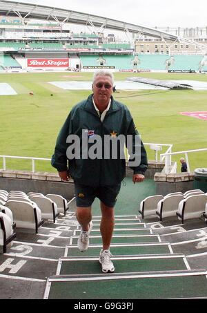 Der pakistanische Cricket-Trainer Bob Woolmer geht die Stufen des Pavillons am Oval hinauf, um seine Mannschaftsausrüstung abzuholen, nachdem der heutige fünfte Tag des Testspieles gegen England aufgegeben wurde. Stockfoto