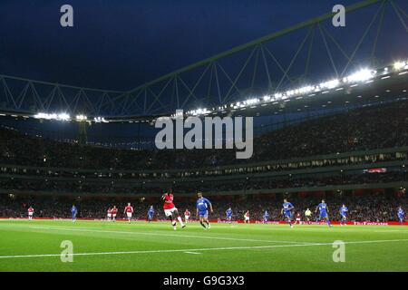 Headline Field: Fußball - Champions League Dritte Qualifikationsrunde zweite Etappe Spiel - Arsenal gegen Dinamo Zagreb.. Emmanuel Adebayor von Arsenal in Aktion während des Champions League-Qualifying der dritten Qualifikationsrunde im zweiten Beinspiel im Emirates Stadium, London. Stockfoto