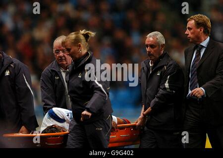 Fußball - FA Barclays Premiership - Manchester City / Portsmouth - City of Manchester Stadium. Miguel Pedro Mendes von Portsmouth wird auf die Trasse von Manager Harry Redknapp gebracht Stockfoto