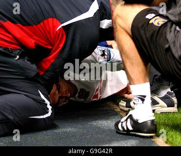 Fußball - FA Barclays Premiership - Manchester City / Portsmouth - City of Manchester Stadium. Miguel Pedro Mendes von Portsmouth wird dringend medizinisch behandelt Stockfoto