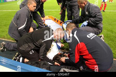 Miguel Pedro Mendes aus Portsmouth wird während des Spiels der Barclays Premiership gegen Manchester City im City of Manchester Stadium in Manchester behandelt. Stockfoto