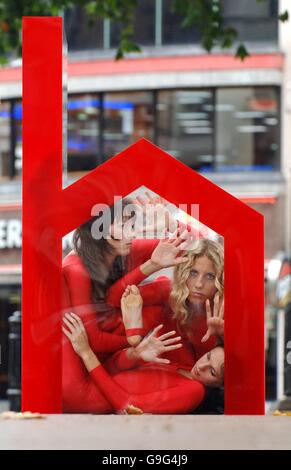 Die Contortionist-Familie Michelle Laine (links), Cousine der Schwestern Delia Du Sol (oben) und Yvette Du Sol in einem Plexiglashaus am Londoner Leciester Square, im Rahmen einer Kampagne der Wohnungsbauhilfe Shelter, um den Alptraum der Überfüllung von mehr als 900,000 Kindern in England zu beenden. DRÜCKEN Sie VERBANDSFOTO. Bilddatum: Donnerstag, 24 2006. August. Sehen Sie sich die PA-Geschichte an. Bildnachweis sollte lauten: Fiona Hanson/PA. Stockfoto