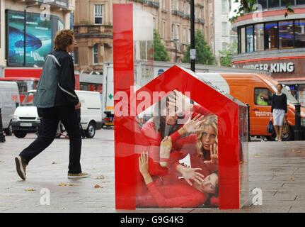 Die Contortionist-Familie Michelle Laine (links), Cousine der Schwestern Delia Du Sol (oben) und Yvette Du Sol in einem Plexiglashaus am Londoner Leciester Square, im Rahmen einer Kampagne der Wohnungsbauhilfe Shelter, um den Alptraum der Überfüllung von mehr als 900,000 Kindern in England zu beenden. DRÜCKEN Sie VERBANDSFOTO. Bilddatum: Donnerstag, 24 2006. August. Sehen Sie sich die PA-Geschichte an. Bildnachweis sollte lauten: Fiona Hanson/PA. Stockfoto