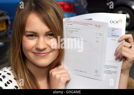 Ballyclare High School Schülerin Natalie Clements, 16, hält ihre Prüfungsergebnisse an dem Tag, an dem nordirische Studenten ihre englischen und walisischen Kollegen in den diesjährigen GCSE Tests übertrafen. Stockfoto