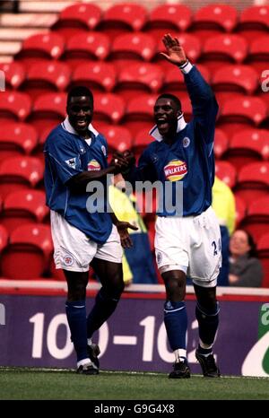 Fußball - FA Carling Premiership - Middlesbrough / Leicester City. Trevor Benjamin von Leicester City, rechts, feiert mit Ade Akinbiyi, nachdem er das zweite Tor in Middlesbrough erzielt hat Stockfoto