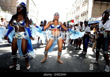 Nachtschwärmer genießen die Party-Atmosphäre während des ersten Tages der Notting Hill Carnival, wie Europas größte Straßenfest heute einen sonnigen Start erwischte. Stockfoto