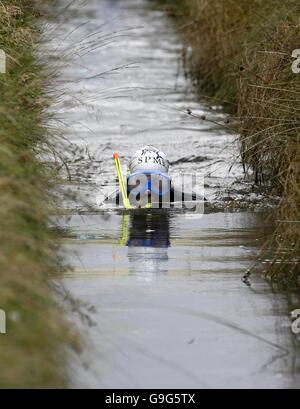 Ein Konkurrent beteiligt sich an der 21. Bog Schnorcheln Weltmeisterschaft Llanwrtyd Wells in Powys, Mitte Wales. Stockfoto