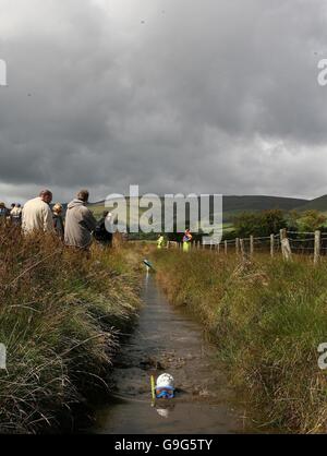 Ein Konkurrent beteiligt sich an der 21. Bog Schnorcheln Weltmeisterschaft Llanwrtyd Wells in Powys, Mitte Wales. Stockfoto