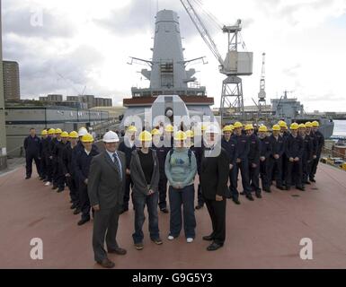 Molly Scott, 18 von Ibrox und Sarah Jane Allison 18 von East Kilbride mit Vic Emery, BAE Systeme Marineschiffe, M.D. & Enterprise Minister Alan Wilson. Sie sind zwei der 70 neue Auszubildende für den ersten Tag der Arbeit auf dem BAE-Ausbildung-Schema bei Clyde Werft, Glasgow aufdrehen. Stockfoto