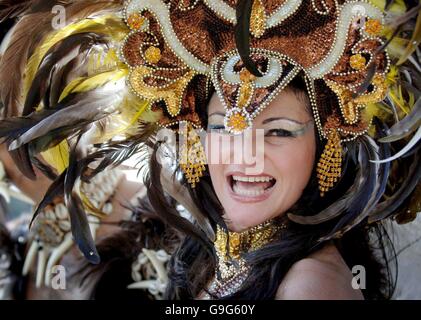 Tänzer beim Start des Notting Hill Carnival im Westen Londons. Stockfoto