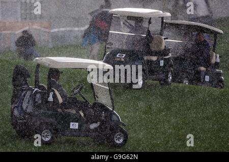 Golf - Ryder Cup Praxis - K-Club, Co Kildare.. Tiger Woods (links) sitzt während des Trainings der Mitglieder des USA Ryder Cup Teams im K-Club, Co Kildare, bei einem Regensturm auf dem 18. Loch. Stockfoto