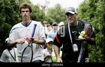 Andy Murray aus Großbritannien verlässt eine Trainingseinheit mit seinem Trainer Brad Gilbert vor seinem Eröffnungsspiel am Dienstag, dem 29. August 2006, bei den US Open Championships im Billie Jean King National Tennis Center, Flushing Meadow, New York. Stockfoto