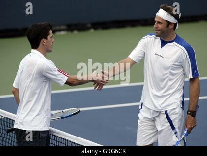 Der britische Tim Henman (links) nach seinem Sieg über Greg Rusedski beim ersten Spiel der US Open in Flushing Meadow, New York. Stockfoto