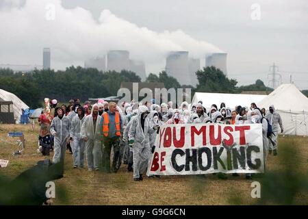 Demonstranten versammeln sich in einem Lager in der Nähe des Drax-Kraftwerks in North Yorkshire, während Demonstranten geschworen haben, Großbritanniens größtes Kohlekraftwerk zu schließen. Stockfoto