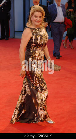 FILMFESTIVAL IN VENEDIG Catherine Deneuve ist bei der Premiere für den neuen Film The Black Dahlia zu sehen. Er wurde während des Filmfestivals in Venedig im Palazzo del Casino in Venedig gesehen. Bilddatum: Dienstag, 30. August 2006. Stockfoto