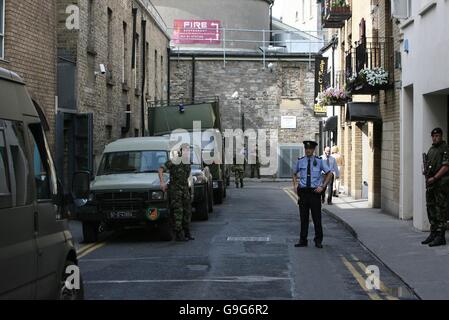 Soldaten patrouillieren auf den Straßen rund um das Herrenhaus im Stadtzentrum von Dublin, während eine Spezialeinheit eine Suche nach einem verdächtigen Gerät durchführt. Stockfoto