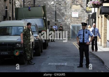 Soldaten patrouillieren auf den Straßen rund um das Herrenhaus im Stadtzentrum von Dublin, während eine Spezialeinheit eine Suche nach einem verdächtigen Gerät durchführt. Stockfoto