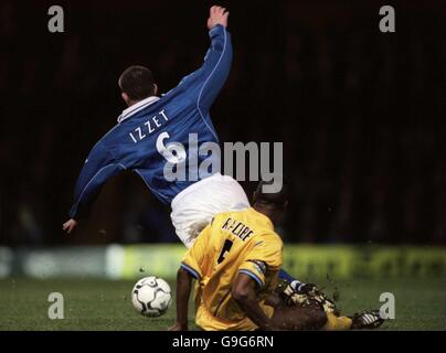 Fußball - FA Carling Premiership - Leicester City / Leeds United. Muzzy Izzet von Leicester City wird von Lucas Radebe von Leeds United niedergeschlagen, was Lucas Radebe eine rote Karte einbringt Stockfoto