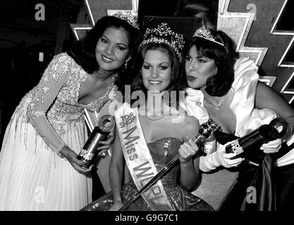 Miss United Kingdom, Model Sarah Jane Hutt (Mitte) wird nach dem Sieg von der zweitplatzierten Miss Colombia, Rocio Luna Florez (links) und der drittplatzierten Miss Brazil, Catia Silveira Pedrosa (rechts) flankiert Stockfoto