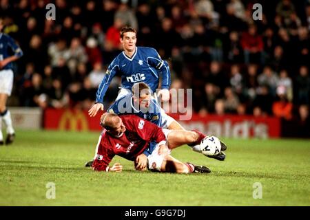 Fußball - Bank of Scotland Premier League - Herz von Midlothian gegen Rangers. Gordon Durie von Hearts wird von Ronald de Boer der Rangers für den Ball unter Druck gesetzt, während Barry Ferguson auf den Ball schaut (oben) Stockfoto