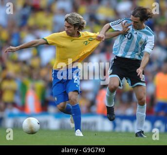 Fußball - International freundlich - Argentinien - Brasilien - Emirates Stadium. Der Argentinier Leandro Somoza und der Brasilianer Rafael Sobis Stockfoto