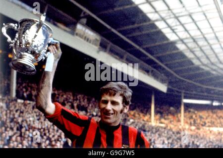 Fußball - League Cup Finale - Manchester City gegen West Bromwich Albion. Manchester City Kapitän Tony Book feiert mit dem League Cup nach dem Sieg seines Teams im Jahr 2-1 Stockfoto