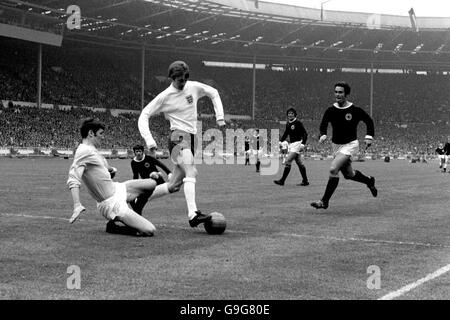 Der englische Allan Clarke (c) rundet den schottischen Torhüter Bobby Clark (l), erzielt aber keinen Treffer Stockfoto