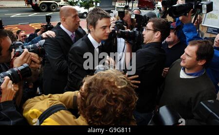 Babyshambles Sängerin Pete Doherty kommt bei Thames Magistrate Cout in Ost-London an. DRÜCKEN Sie VERBANDSFOTO. Bilddatum: Montag, 4. September 2006. Doherty plädierte in fünf Anklagepunkten für den Besitz von Heroin, Kokain, von denen einige Crack-Kokain waren, und Cannabis während einer Anhörung vor dem Amtsgericht von Thames im vergangenen Monat schuldig. Bildnachweis sollte lauten: Fiona Hanson/PA Stockfoto