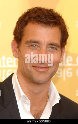Clive Owen ist auf einer Fotozelle für den neuen Film „Children of Men“ zu sehen. Er wurde während des Filmfestivals in Venedig im Palazzo del Casino gesehen. Bilddatum: Sonntag, 3. September 2006. Stockfoto