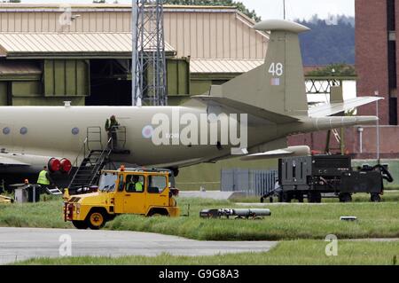 Die Bodenbesatzung eines Nimrod-Flugzeuges bei der Arbeit auf der Basis von RAF Kinloss nach der Nachricht, dass 14 britische Servicekräfte beim Absturz ihres Nimrod-Aufklärungsflugzeugs in Afghanistan ums Leben kamen. Zwölf RAF-Servicekräfte an Bord hatten mit der 120 Squadron gedient. Stockfoto